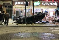 Kontrolden çıkan otomobil 2 iş yerine çarparak devrildi