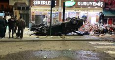 Kontrolden çıkan otomobil 2 iş yerine çarparak devrildi