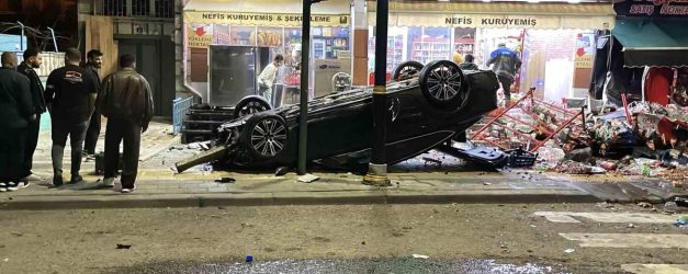 Kontrolden çıkan otomobil 2 iş yerine çarparak devrildi