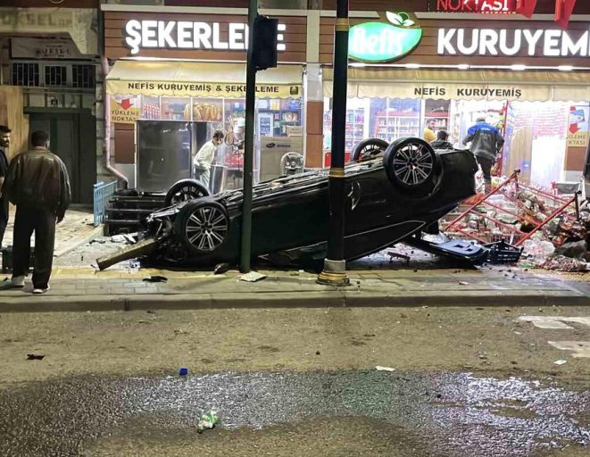 Kontrolden çıkan otomobil 2 iş yerine çarparak devrildi