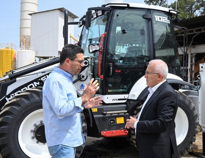 Kumluca Belediyesi iş makinesi filosunu güçlendirdi