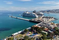 Kuşadası'na iki kruvaziyerle 2 bin 723 turist geldi