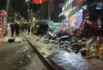 Otomobil iş yerlerine çarpıp, devrildi