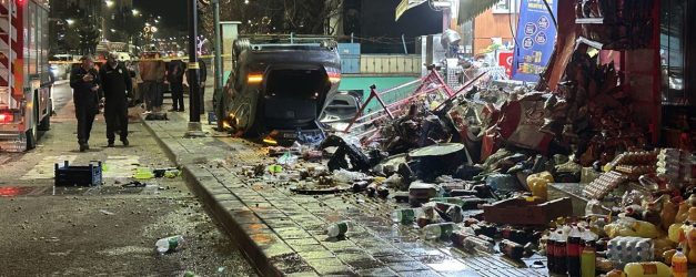 Otomobil iş yerlerine çarpıp, devrildi