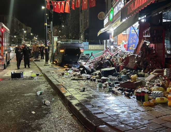 Otomobil iş yerlerine çarpıp, devrildi