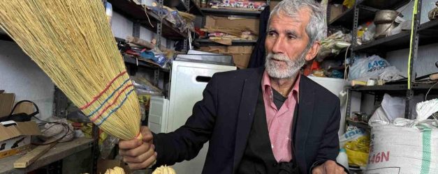 31 yıldır süpürge üreterek hayatını sürdürüyor