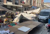 Avcılar'da pazar erken kuruldu, park eden araçlar esnafı mağdur etti