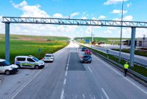 Çorum'da bayram tatili için yola çıkan sürücülere leblebi ikramı