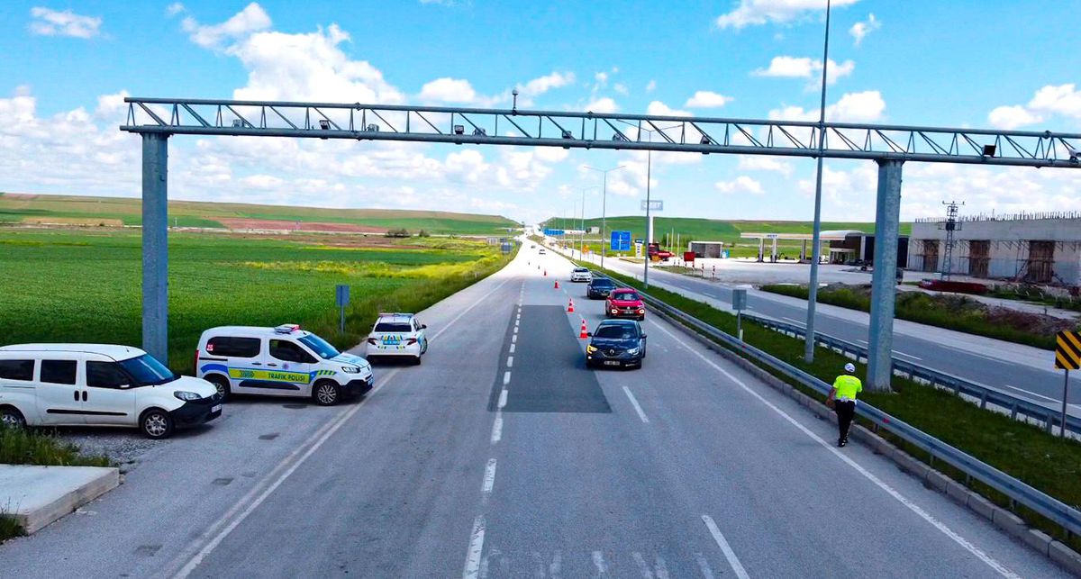 Çorum'da bayram tatili için yola çıkan sürücülere leblebi ikramı