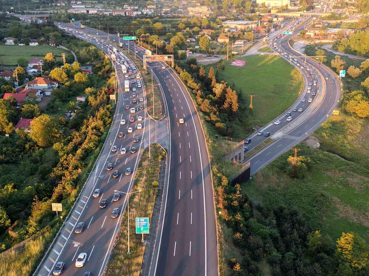 İki ana güzergahta trafik yoğunluğu sürüyor