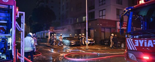 Kadıköy'de oto galeride çıkan yangında 4 araç kullanılamaz hale geldi