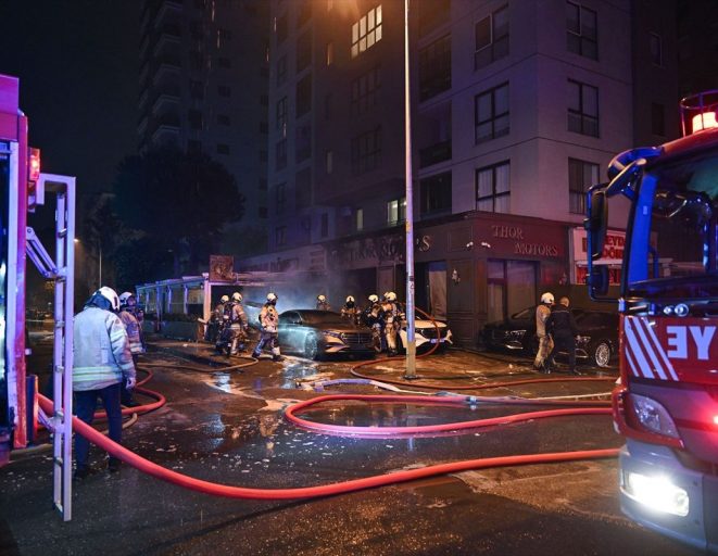 Kadıköy'de oto galeride çıkan yangında 4 araç kullanılamaz hale geldi