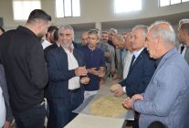 Mardin'de susuz tarlada ilk arpa hasadı yapıldı, çiftçiye gram altın hediye edildi