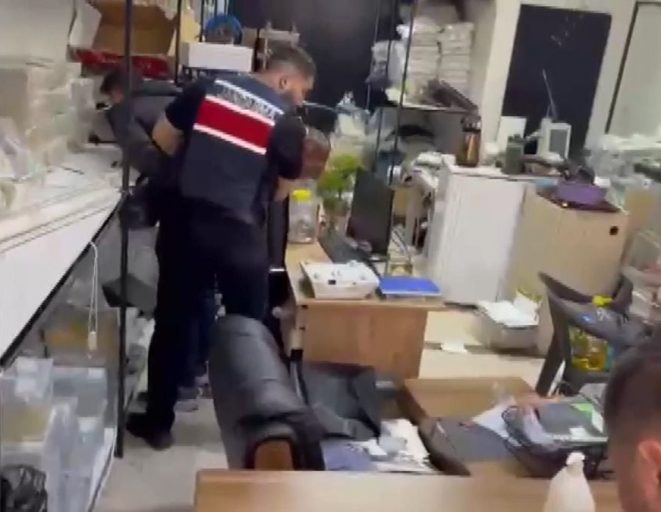 Zeytinburnu'nda sahte altın operasyonu: 2 gözaltı