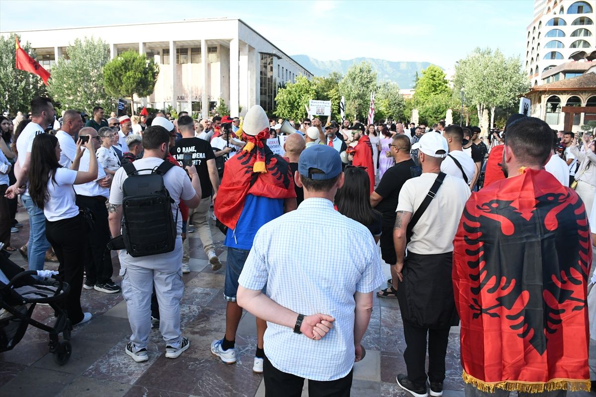 Arnavutluk'ta Zvernec'teki turizm projesine karşı gösteriler 16. gününde sürüyor
