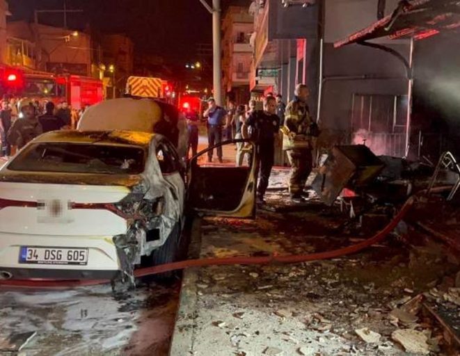 Mobilya dükkanının deposu alev alev yandı