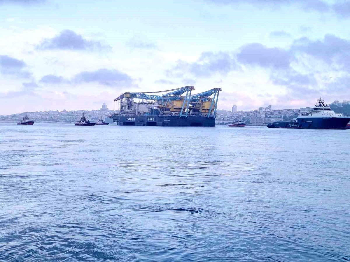 Saipem 7000 geçişi için İstanbul Boğazı 14 saat trafiğe kapatıldı