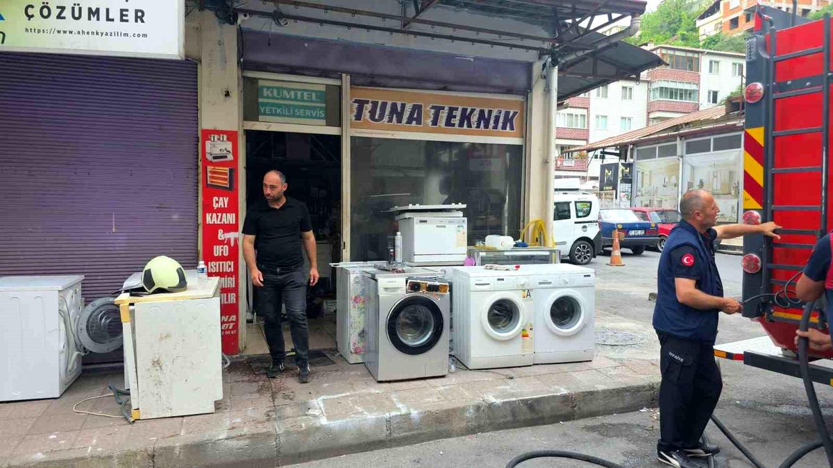 Tamircinin deposunda çıkan yangın korkuttu