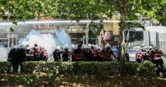 Arnavutluk'ta Flamingo Devrimi: 12 polis yaralandı