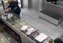 İnternetten araştırma yapıp silahla kuyumcuyu soyan zanlının görüntüleri ortaya çıktı