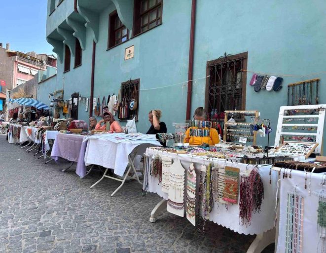 Kadın girişimciler geleneksel zanaatları modern tasarımlarla buluşturuyor