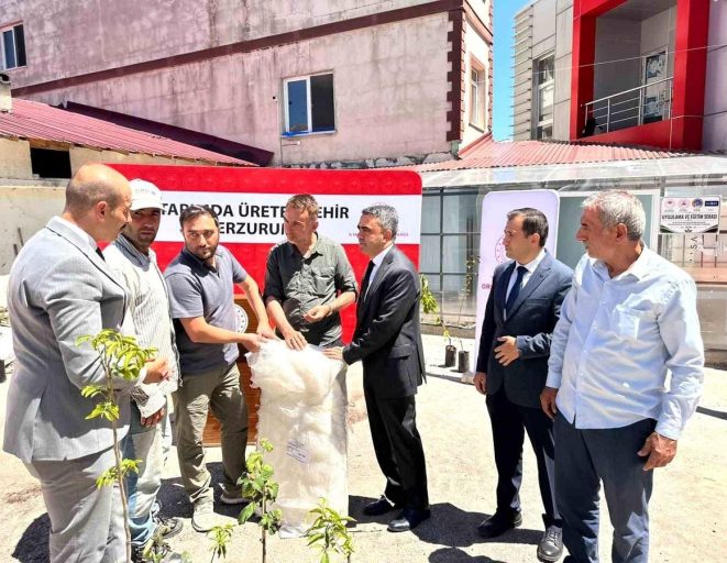 Pazaryolu'nda üreticilere bin meyve fidanı ve 11 sera naylonu desteği