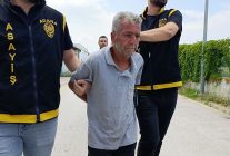 Yürümekte zorlanan şüpheli, kapının camını kırdığı iş yerindeki imitasyon takıları çaldı