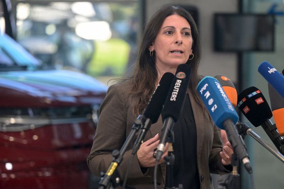 Volkswagen'de İşçi Öfkesi: 10 Bin Kişi CEO'yu Protesto Etti