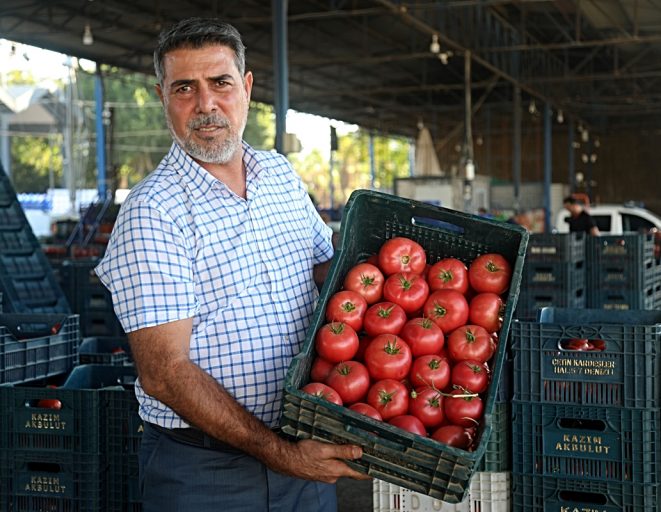 Antalya'da üretilen sebze ve meyvenin fiyatı tezgaha ulaşana kadar 2 katına çıkıyor