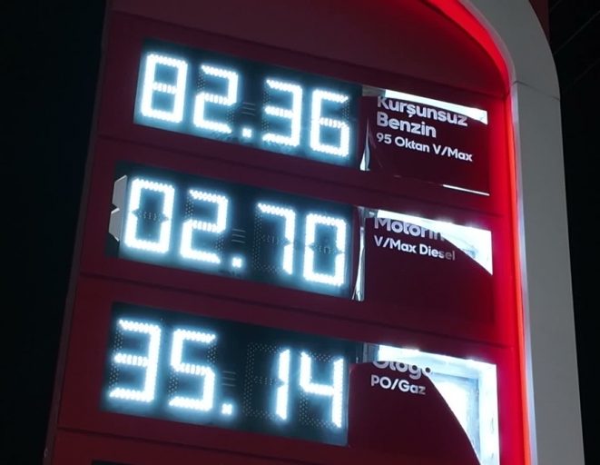 Motorin 100 lirayı aştı... Akaryakıt tabelaları zamla üç haneli olan motorin fiyatını yansıtmakta yetersiz kaldı