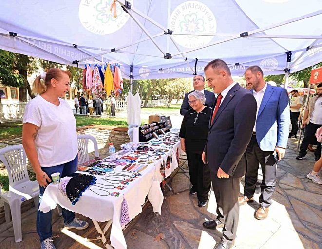 Muğla Valisi Akbıyık, Mor Pazar'da kadınların el emeği ürünlerini inceledi