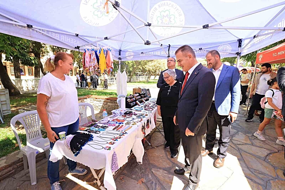 Muğla Valisi Akbıyık, Mor Pazar'da kadınların el emeği ürünlerini inceledi