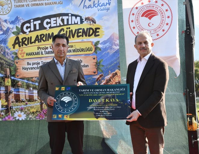Hakkari'de arıcılara yabani hayvanlara karşı elektrikli tel çit dağıtıldı
