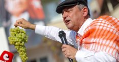 Özgür Özel Sarıgöl'de üzüm üreticisine 40 liradan 10 liraya düşen fiyata dikkat çekti