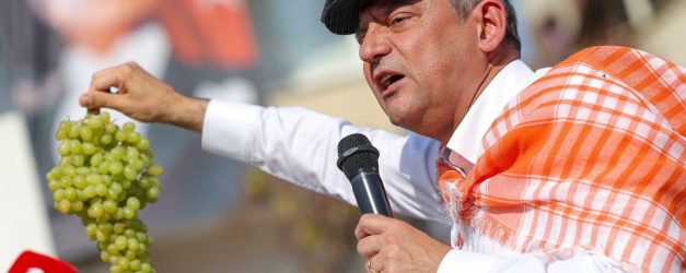 Özgür Özel Sarıgöl'de üzüm üreticisine 40 liradan 10 liraya düşen fiyata dikkat çekti