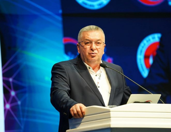 TES-İŞ'in 13. Olağan Genel Kurulu'nda İrfan Kabaloğlu yeniden başkan seçildi