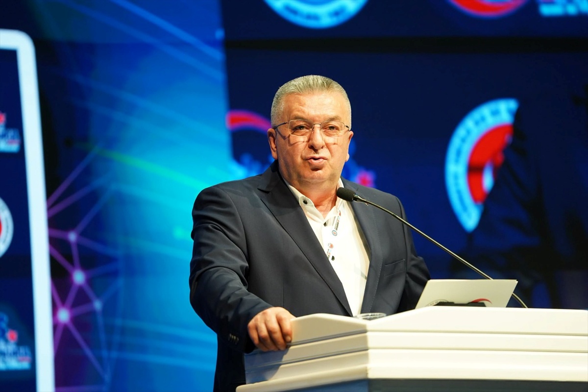TES-İŞ'in 13. Olağan Genel Kurulu'nda İrfan Kabaloğlu yeniden başkan seçildi